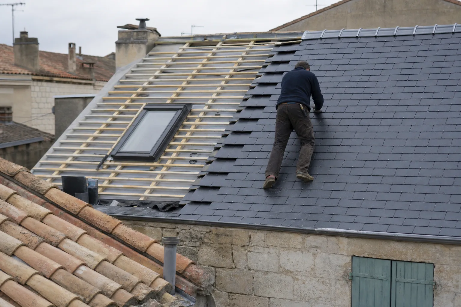 Versant en ardoises naturelles posées par rangs sur liteaux neufs, faîtière en zinc